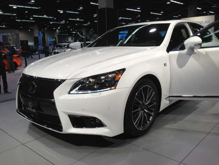 Tương tự người anh em ES 350, Lexus LS 460 cũng hướng đến những khách hàng muốn tìm kiếm một mẫu xe tiện nghi với không gian nội thất rộng rãi.