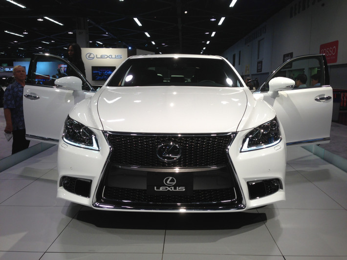 Lexus LS 460 dài 5.059 mm, rộng 1.874 mm và cao 1.475 mm. Chiều dài cơ sở của xe đạt mức 2.969 mm.