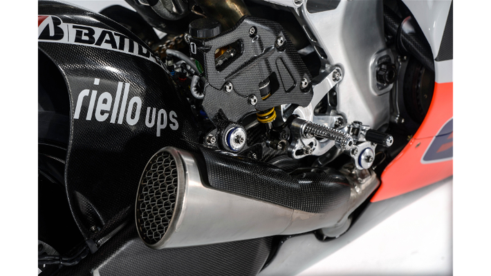 Ngoài hệ thống ống xả “hàng hiệu” của Termignoni, Ducati Desmosedici GP13 được trang bị hệ thống phanh Brembo, 2 đĩa phanh trước đường kính 320 mm kết hợp cùng yên phanh 4 piston, bánh sau dùng đĩa đơn và yên phanh 2 xi-lanh.