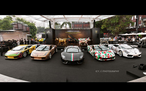 Rất nhiều siêu xe Lamborghini với đủ các loại màu sắc và chủng loại đã cùng nhau tụ họp tại trung tâm thương mại Stanley Plaza để kỷ niệm sinih nhật của hãng siêu xe Lamborghini vào tháng 5 vừa qua. Có thể kể đến những cái tên như Lamborghini Diablo, Murcielago, Gallardo với nhiều phiên bản khác nhau và Aventador.