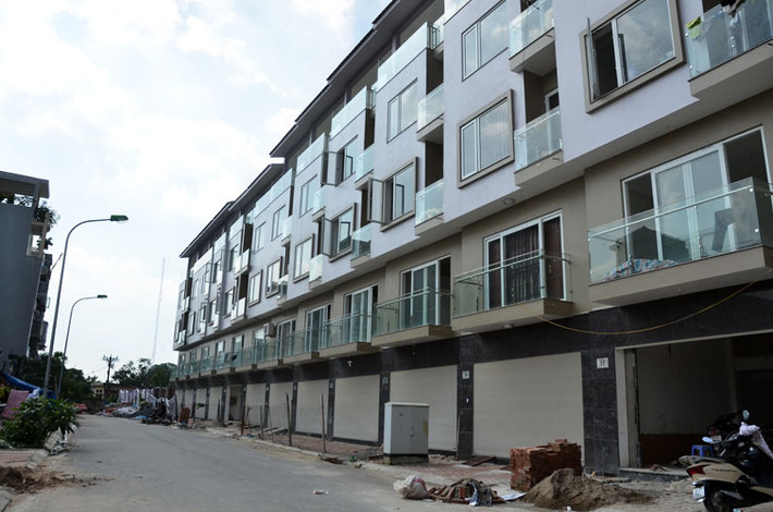 Căn nhà rộng 70m2, ba tầng một tum, xây theo kiến trúc hiện đại. Tọa lạc ngay gần UBND phường và Công an phường Mộ Lao, tuy nhiên khu vực này rất thưa dân cư.
