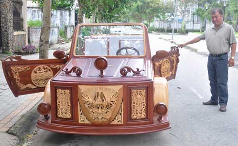 Phía đầu xe thiết kế chạm trổ với chữ Le Lumber cùng hình rồng. Anh Khang cho biết các hoa văn, họa tiết này mang ý nghĩa biểu tượng Việt.