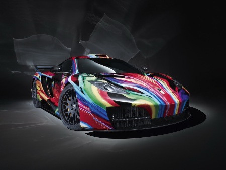 Tại Triển lãm ô tô Geneva, nhà độ xe ở Đức đã cho ra mắt chiếc McLaren MP4-12C "memoR" mang bảy sắc cầu vồng, rất rực rỡ.