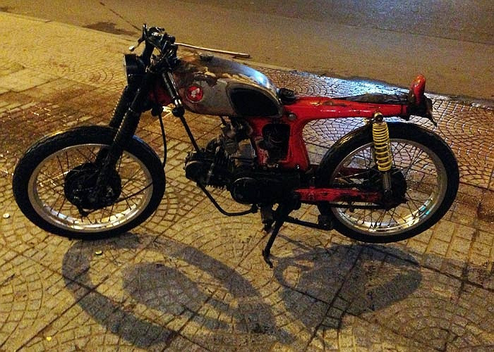 Chiếc xe sử dụng cần số được chủ nhân chế lại từ chiếc cần số của xe ô tô Volkwagen và hoạt động theo cơ chế ấn xuống để vào số và móc lại để về số. Chi phí làm chiếc xe này được chủ nhân của nó bật mí là ngang với giá một chiếc môtô phân khối lớn, tương đương với cả trăm triệu đồng.