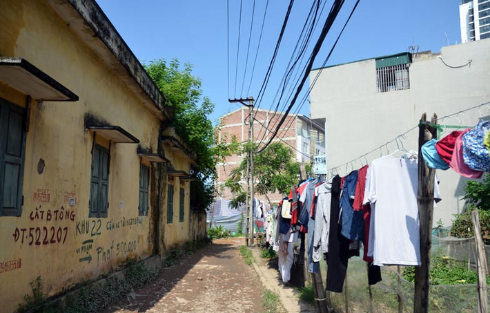 Phía sau ngôi nhà lại là một ngõ nhỏ, thông ra đường Thanh Bình mới mở rộng, một khu vực khá phức tạp về tình hình an ninh trật tự. (Ngõ nhỏ dẫn ra phía đường Thanh Bình mới mở).