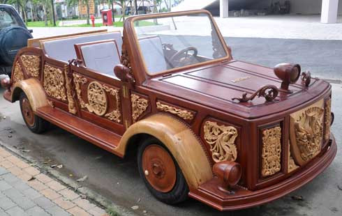 Một đại gia ở TP.HCM đã tự chế ra một chiếc xe bằng gỗ đầu tiên ở Việt Nam với giá bán khoảng 24.000-25.000 USD.