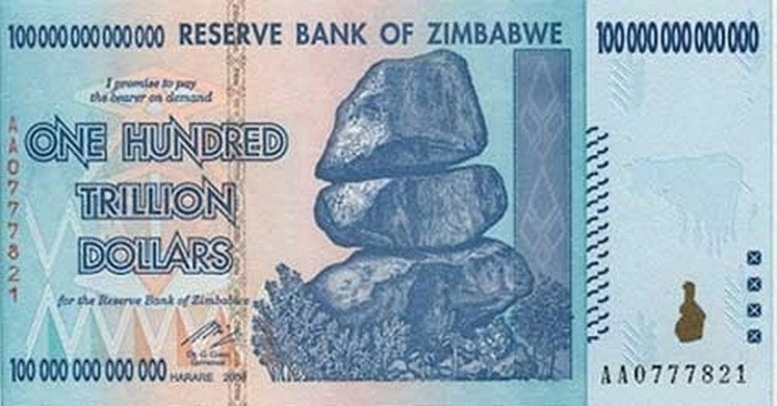 Chỉ vài tháng sau khi được phát hành, tờ tiền mệnh giá 100.000 tỷ đô la của Zimbabwe mất giá chóng mặt và không còn đủ mua nổi một ổ bánh mỳ trước khi bị khai tử khi chính phủ tuyên bố xóa bỏ 12 chữ số 0 trên đồng đô la Zimbabwe.