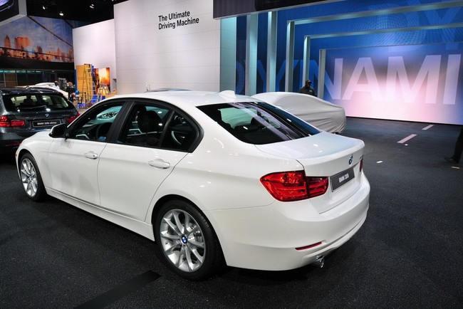 BMW 320i được trang bị động cơ 4 xi-lanh với công suất tối đa 184 mã lực - tại 5.000 vòng/phút, momen xoắn cực đại 270 Nm - tại 1.250-4.500 vòng/phút, chiếc xe chỉ mất 7,1 giây để tăng tốc từ 0-100 km/h.