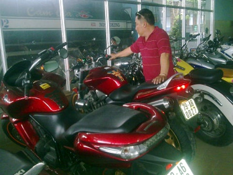 "Đại gia" Ngô Thanh Liêm ở thị trấn Cam Đức, huyện Cam Lâm (tỉnh Khánh Hòa) đang sở hữu bộ sưu tập cả trăm chiếc xe độc đáo "từ cổ chí kim" đáng giá đến chục tỷ. Giới chơi xe ngưỡng mộ đặt biệt danh "đại gia xe độc".