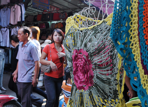 Tiểu thương của các chợ truyền thống, các shop thời trang ở Hà Nội cũng lấy hàng từ chợ này.