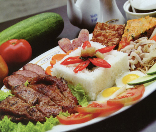 Cơm tấm là một trong những món ăn được ưa chuộng nhất của người miền Nam. Món ngon này cũng đang rất hút khách Bắc. Tại Hà Nội, rất nhiều hàng quán chuyên bán loại cơm này với các món ăn kèm như sườn nướng, cá kho tộ, tôm rang...