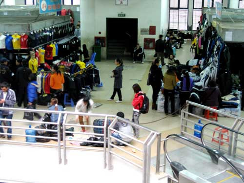 Có đến 90% hàng hóa bán tại các chợ là hàng tiêu dùng của Trung Quốc.