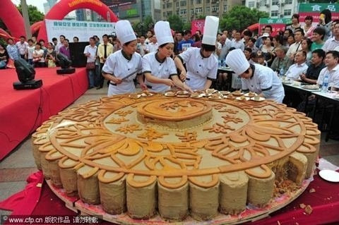 Một chiếc bánh trung thu khác nặng 1 tấn ở thành phố Hợp Phì, An Huy, Trung Quốc.