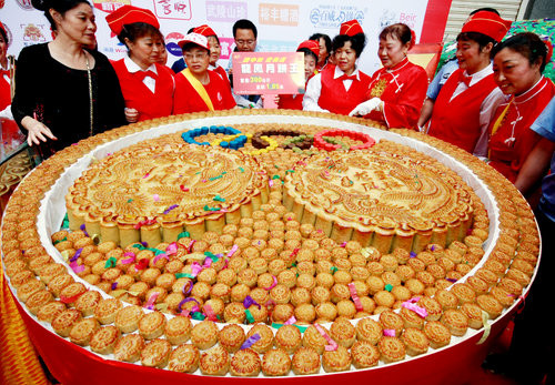 Bánh trung thu được trưng bày tại Trùng Khánh, Trung Quốc vào ngày 1/9/2008.