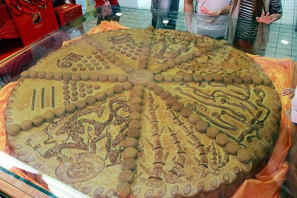 Những nghệ nhân Trung Quốc cũng tạo ra những chiếc bánh trung thu "khủng" khác. Ảnh: Bánh trung thu nặng hơn 1 tấn xuất hiện tại một siêu thị ở Tam Môn Hiệp, Hà Nam, Trung Quốc. Chiếc bánh này được 10 thợ làm bánh cặm cụi trong suốt 3 ngày và được nướng ở nhiệt độ 200 độ C trong suốt 3 tiếng đồng hồ.