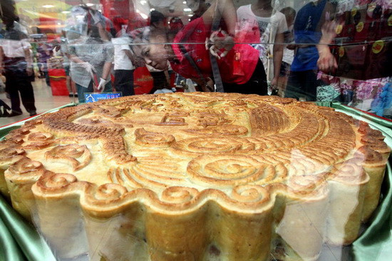 Năm 2010, để thu hút khách hàng tới mua sắm nhân dịp trung thu, một cửa hàng ở thành phố Hứa Xương, Hà Nam, Trung Quốc đã trưng bày một chiếc bánh trung thu khổng lồ với đường kính 80cm. Để làm ra chiếc bánh này, những thợ làm bánh đã sử dụng 36,5kg nguyên liệu các loại và 39kg bột mì.