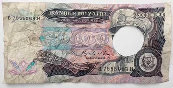 Năm 1997, chế độ độc tài của Joseph Mobutu tại Congo đã bị lật đổ năm 1997. Sau đó, trong khi chờ tiền mới được thiết kế và in lại, chính phủ nước này đành cắt bỏ mặt Mobutu trên các tờ tiền cũ để tạm thời sử dụng.