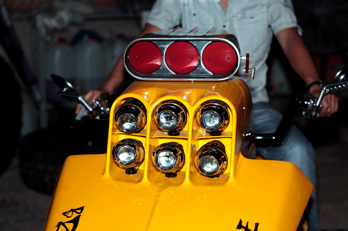 Lớp áo bên ngoài của chiếc Boss Hoss Trike được phun màu vàng, kết hợp với chi tiết màu trắng và khung sườn màu đen trông rất vững chắc. Hai bên thân xe in hình logo của hãng Boss Hoss Trike và thông số 8.228 phân khối. Mỗi bên hông trước cổ xe được trang bị dàn đèn mỗi bên 3 cos và 3 pha.