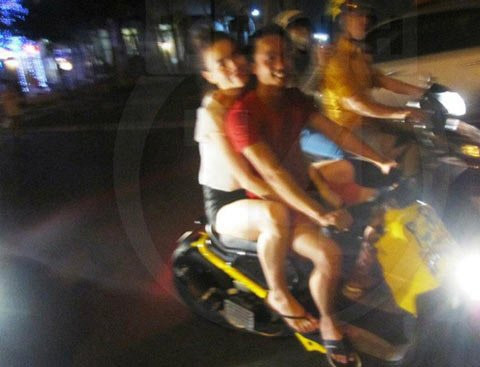 Vợ chồng Cường Đô la - Hà Hồ từng vi vu cùng chiếc xe này trên phố nhưng không đội mũ bảo hiểm.