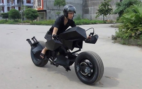 Tác giả của chiếc xe này là anh Tùng Lâm, một thanh niên 8X sống ở Lạng Sơn. Anh có một cửa hàng bán đồ chơi, độ xe và anh làm xe này để trưng bày. Anh cho rằng, chiếc xe có kiểu dáng độc đáo sẽ thu hút sự chú ý của mọi người.