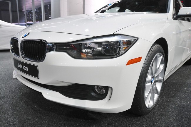 BMW cũng sẽ cung cấp tùy chọn hệ thống truyền động 4 bánh xDrive cho 320i, đi kèm với hộp số tự động 8 cấp, chiếc 320i xDrive cho hiệu suất tiêu thụ nhiên liệu tương ứng trong thành phố và trên đường cao tốc là 10,7 lít/100 km và 7,1 lít/100 km.