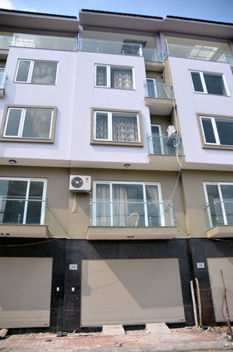 Sáng 27/7, công an đã tiến hành khám xét, điều tra căn nhà này. Tận mục sở thị ngôi nhà ở vị trí biệt thự liền kề này mới thấy được sự chịu chơi của Giàng A Tàng. Căn nhà ở số 12, trị giá 12 tỷ đồng được trùm Tàng dùng làm nơi ghé qua nghỉ chân vài tháng một lần.