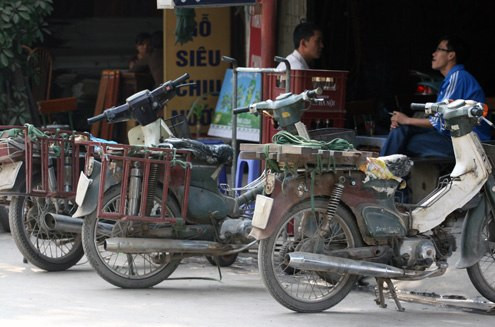 Trên đường phố Hà Nội những chiếc xe máy như Honda Cub 50, xe đời 67, 81, 86... vẫn "vô tư" lưu hành.