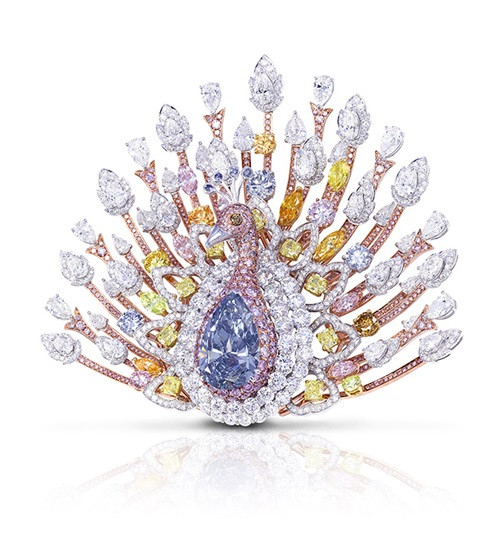 Chiếc trâm hình công của Hãng kim hoàn Graff Diamonds (Anh) được nạm 120,81 carat kim cương có giá 100 triệu USD. Chính giữa là viêm kim cương xanh nước biển nặng 20,02 carat, xung quanh là hàng nghìn viên kim cương màu hồng, vàng, cam thậm chí cả xanh lá cây.