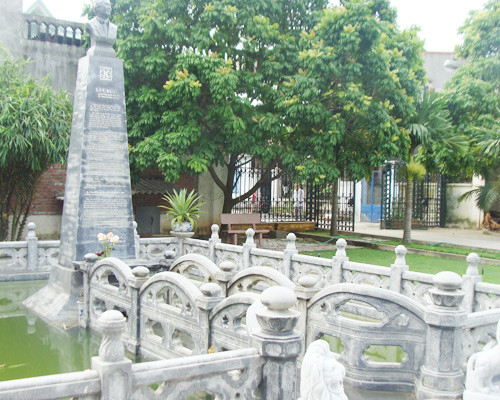 Toàn bộ phần khuôn viên lăng mộ đều được xếp bằng những khối đá trắng lớn, được mài giũa rất khít. Hầm mộ sâu trong lòng đất 4m, được bao bọc bởi những phiến đá khổng lồ, mỗi khối nặng 2,6 tấn. Ông Khánh dặn lại, khi nào ông và vợ nằm xuống, các con sẽ rút hết nước, nhấc nắp lăng mộ đưa thi hài ông và vợ xuống. Sau đó, sẽ cho nước lên nắp hầm cho... mát mẻ.