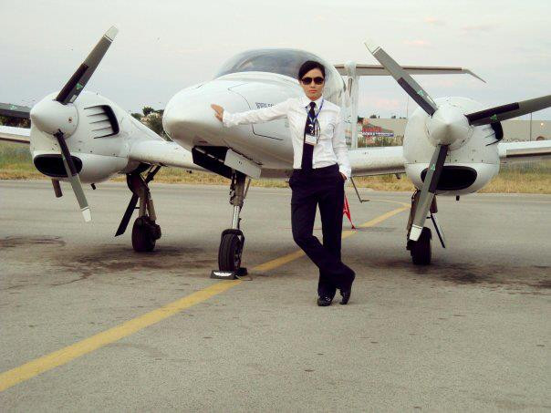Nhung chia sẻ: Trong ngành hàng không, mỗi lần nâng cấp bậc tùy thuộc vào tổng giờ bay của mỗi phi công. Đặc biệt, phi công cần có cách xử lý tình huống, trong mọi trường hợp phải kiên nhẫn và bình tĩnh, phải có thần kinh thép để xử lý mọi vấn đề. Trong các vụ tai nạn về hàng không, có tới 80% các vụ là do yếu tố con người vì vậy phải cẩn trọng tuyệt đối, nhạy bén và có óc phán đoán.