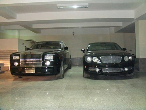 Chiếc Bentley Flying Spur màu đen do Mansory độ xuất hiện trong hầm để xe của một tòa nhà tại Hải Phòng, bên cạnh mẫu siêu sang Rolls-Royce Phantom.