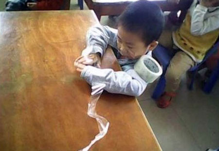 3. Băng dính: Ngày 30/11/2007, bảo mẫu Lê Thị Lê Vy (SN 1977, tại Bình Thuận) tiếp nhận cháu Đỗ Ngọc Bảo Trân. Bé Trân còn nhỏ nên khi thấy mẹ đi ra ngoài thì cháu khóc, la hét. Vy dỗ mãi không được nên đến hộc tủ lấy cuộn băng dính cắt một đoạn dài khoảng 5cm rồi dán ngang miệng bé. Khoảng 5 - 6 phút sau, một cô giáo khác phát hiện cháu Trân nằm úp mặt xuống gối, nên gọi Vy đến kiểm tra thì đứa trẻ đã trong tình trạng mặt mũi tím tái. Đến ngày 28/12/2007, cháu tử vong tại Bệnh viện Nhi đồng 1. Trong ảnh là trường hợp 1 trẻ bị bạo hành bằng việc dán băng dính vào mũi, miệng tại Trung Quốc.