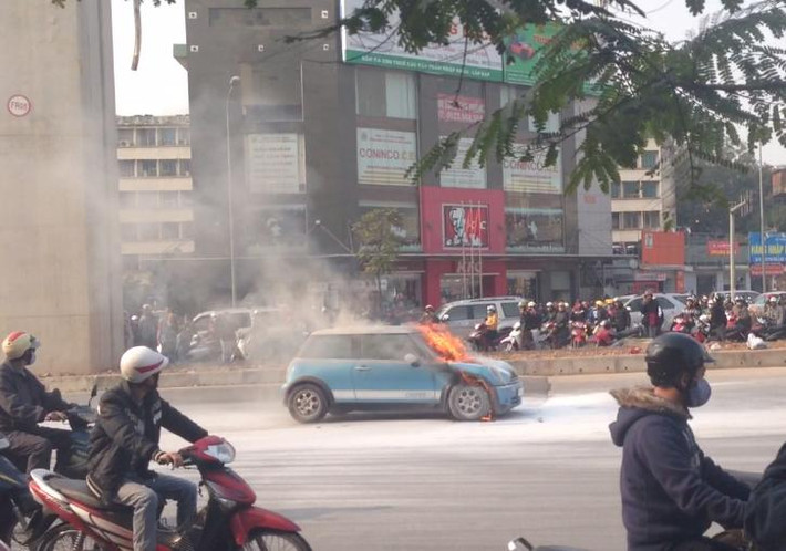 Sự việc xảy ra vào khoảng 14h50 tại đường Nguyễn Trãi, cách ngã tư Khuất Duy Tiến – Nguyễn Trãi – Nguyễn Xiển (Thanh Xuân, Hà Nội) khoảng 30 m.
