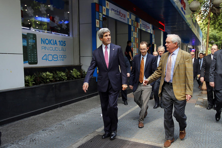 Ô ng John Kerry cùng bạn bè và các cựu chiến binh trong cuộc chiến tranh Việt Nam tản bộ trên đường phố TP HCM ngày 14/12. Ảnh: AP.
