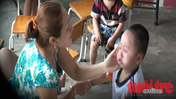 1. Bàn tay: Dường như đôi tay chính là công cụ được các ác mẫu sử dụng hết "công năng" để đày đọa các cháu bé. Trong ảnh là chủ cơ sở mầm non Phương Anh ở TP HCM đang tát bôm bốp một cháu bé vì không chịu ăn.