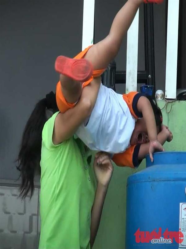 2. Thùng nước: Đây cũng là công cụ để các bảo mẫu đày đọa các bé. Trong ảnh là cảnh bảo mẫu ở cơ sở mầm non Phương Anh (TP HCM) dùng thùng nước để nhận đầu trẻ vào.