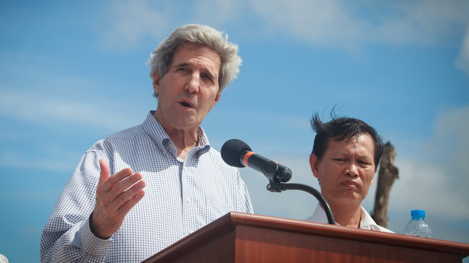 Ông Kerry phát biểu về tác động của biến đổi khí hậu trong chuyến thăm đồng bằng sông Cửu Long. Ảnh: Tuổi Trẻ.
