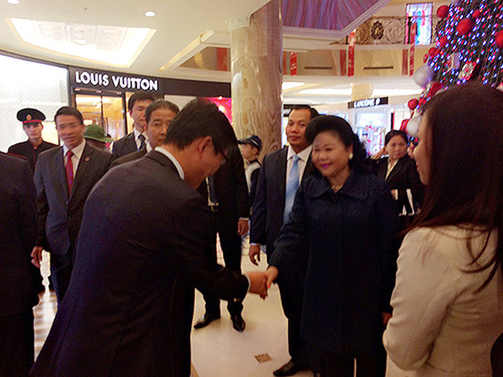 Sự có mặt của Phu nhân Thủ tướng Campuchia Hun Sen là niềm vinh hạnh của trung tâm thương mại Tràng Tiền Plaza. Lãnh đạo của Tràng Tiền Plaza là ông Bae Kang Woo – Tổng quản lý đã ra chào và đón tiếp phu nhân.