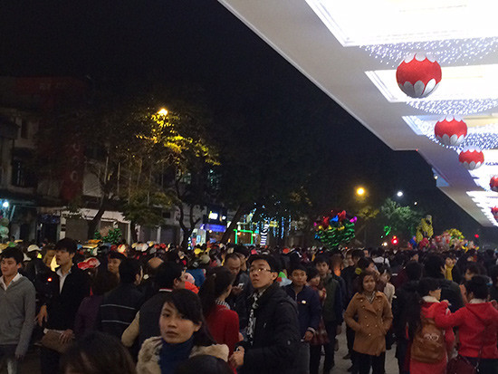 Những ngày cuối năm, khu vực Tràng Tiền Plaza khá đông người thăm quan, mua sắm.
