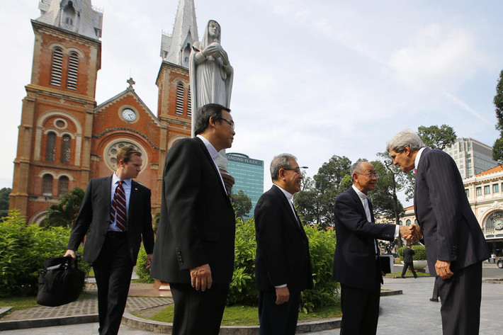 Ngoại trưởng John Kerry ở TP HCM ngày 14/12. Ảnh: Reuters.
