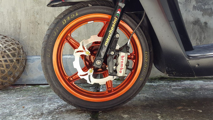 Heo Brembo M4 được chủ nhân cất công tậu cho chiếc xe yêu quý của mình.