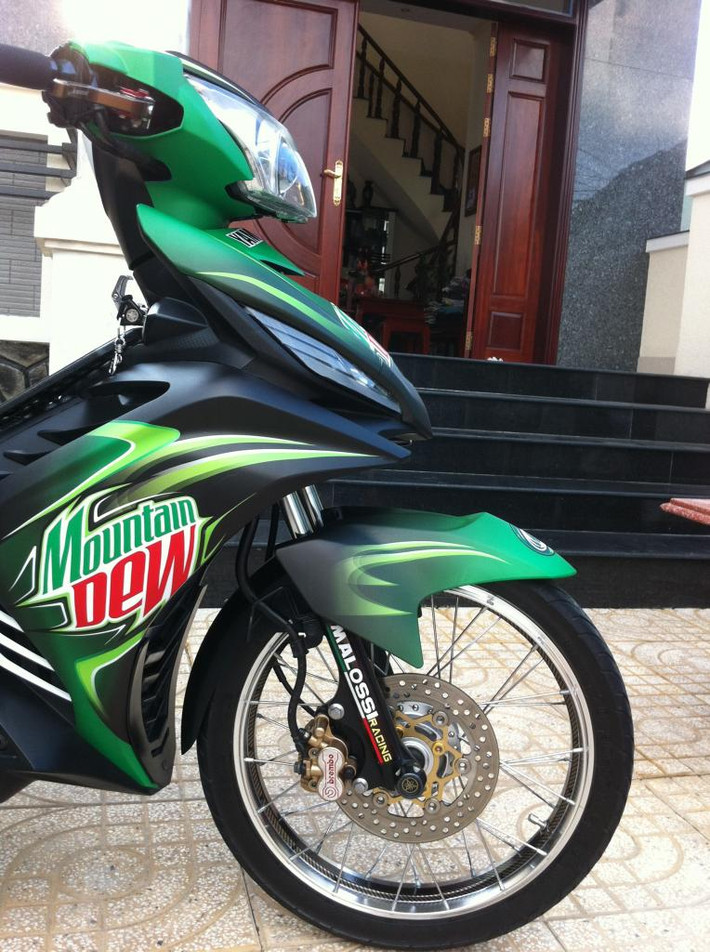 Đầu xe cá tính.