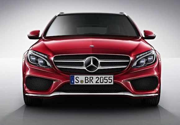Ở đầu trước, lưới tản nhiệt của C-Class Estate AMG Line được nâng cấp bằng bộ chia gió mạ nhôm.