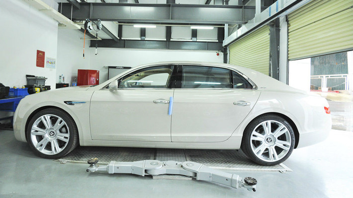 Continental Flying Spur 2014 sở hữu kích thước 5.299mm dài, 2.208mm rộng, 1.488mm cao, cùng chiều dài cơ sở 3.066mm. Trọng lượng không tải 2.972kg, dung tích khoang hành lý 475 lít.