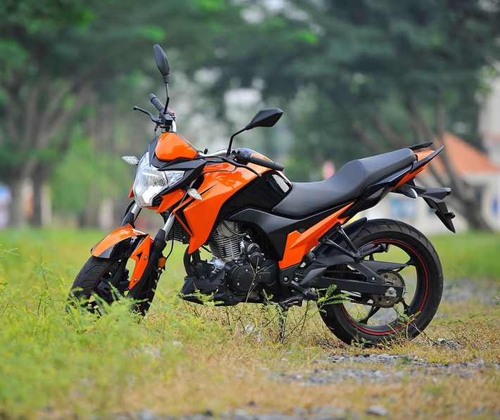 Visitor Helios 125 là mẫu xe mới nằm trong top những mẫu mô tô giá rẻ của Motorrock trình làng năm nay. Visitor Helios 125 có thiết kế nhỏ gọn nhưng vẫn mạnh mẽ, cá tính. Mẫu xe kế thừa những công nghệ xe đua chuyên nghiệp từng được Motorrock phát triển và ứng dụng trong các gói độ xe Track-D.