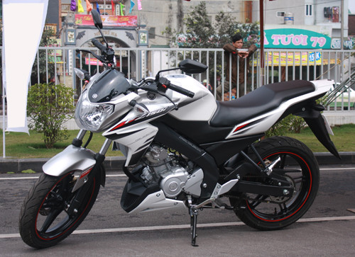 Yamaha FZ150i: được Yamaha Việt Nam trình làng tháng 2 năm nay. Xe được trang bị động cơ 4 thì, 4 van, xi-lanh đơn, dung tích 150cc, SOHC, làm mát bằng dung dịch, tích hợp công nghệ phun xăng điện tử, sản sinh công suất tối đa 16,6 mã lực tại 8.500 vòng/phút và mô-men xoắn cực đại 14,5 Nm tại 7.500 vòng/phút.