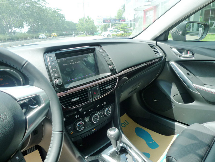Mazda 6 tại Việt Nam có giá từ 998 triệu đồng đến 1,159 tỷ đồng cho 2 phiên bản, theo công bố của VinaMazda.