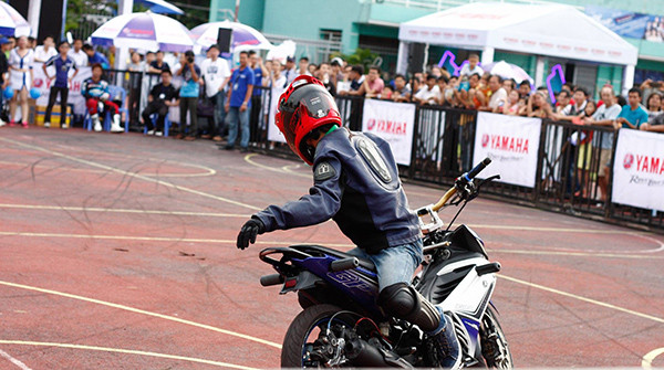 Tại sự kiện Yamaha Rev Tour - Khơi dậy đam mê vừa diễn ra tại TP HCM, người xem không khỏi mắt tròn mắt dẹt trước màn biểu diễn xe mạo hiểm (Stunt) của những Stunter, trong đó có Stunter VietTuanGC (người đi đầu trong bộ môn Stunt tại Việt Nam).