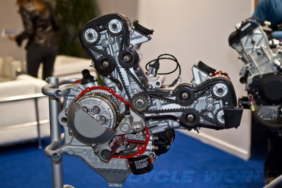 Động cơ V-twin: Thường thấy trên các dòng xe Ducati, Harley-Davision và Moto Guzzi. Ưu điểm: Cân bằng giữa công suất và momen xoắn, thích hợp cho những xe có trọng tâm thấp. Thường sử dụng cho các dòng Cruisers. Ảnh: Động cơ V-twin nổi tiếng của Ducati.