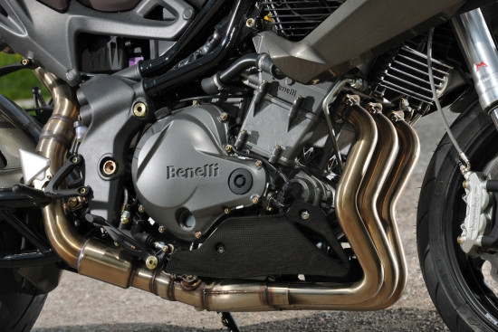 Động cơ 3 xi lanh thẳng hàng: Các mẫu Triumph Triple, Benelli… Ưu điểm: Cân bằng động tốt với trục cơ phân bố góc 120-độ cho mỗi xi-lanh. Khắc phục ưu nhược điểm giữa động cơ V-twin và 4 xi-lanh. Dành cho các mẫu xe sportbike như Benelli, Triumph Triple… Ảnh: Động cơ 3 xi-lanh thẳng hàng trên chiếc TNT899.